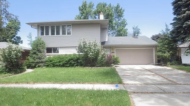 526 Ambleside Rd photo 1