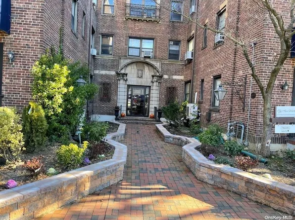 7 Bond Street #1C, Great Neck, NY 11021