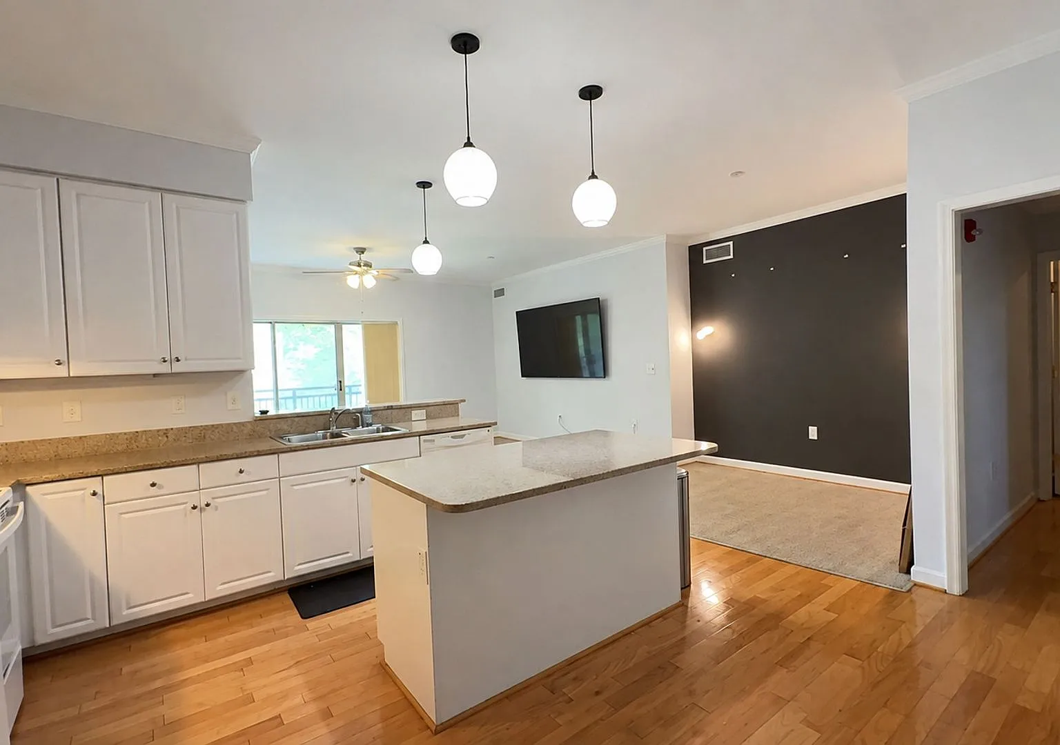 Charming 2-Bedroom Condo in Port Warwick — Photo 3