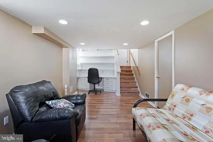 318 Oak Ln — Photo 5