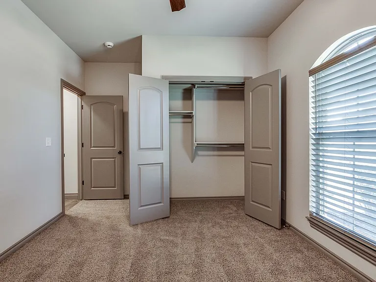 6133 Oxnard St — Photo 33