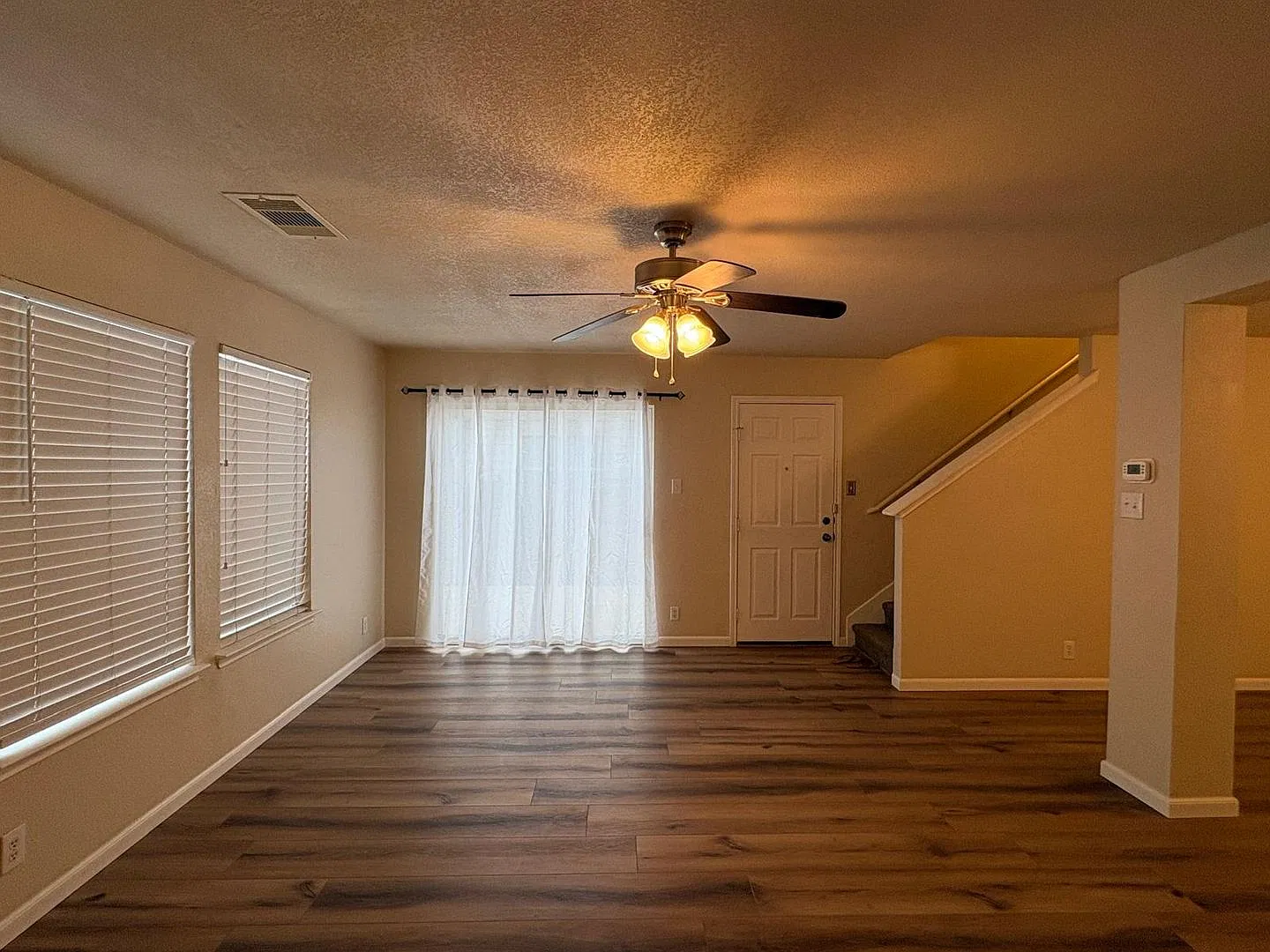 Fall Specials! No Carpet, Wood Floors, Walk-In Closets & Shaded Backyard — Photo 4