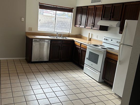 3rd image of 2721 W Ellis Dr