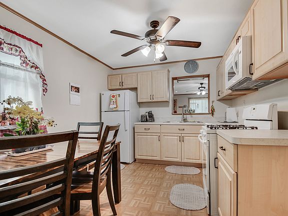 5th image of 428 Navajo St
