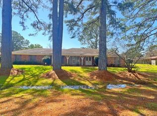 255 Swan Lake Dr, Jackson, MS 39212