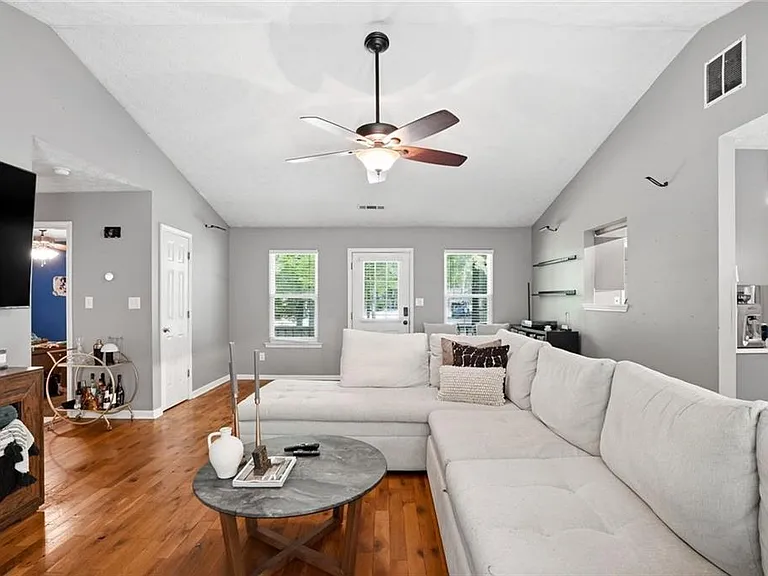 131 Homestead Way — Photo 4