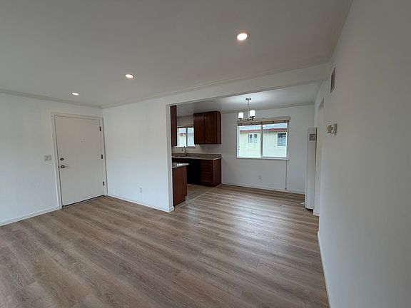 4th image of 527 Elm St #4