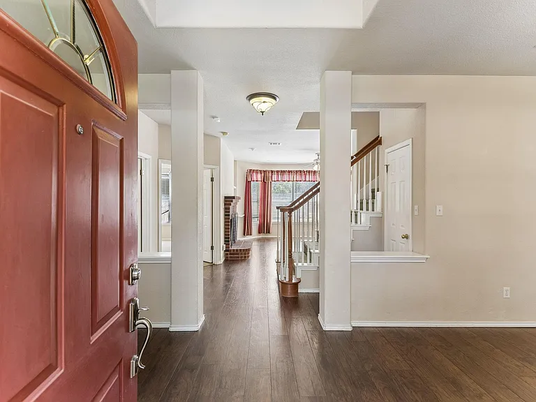 2404 Kristen Ln — Photo 3