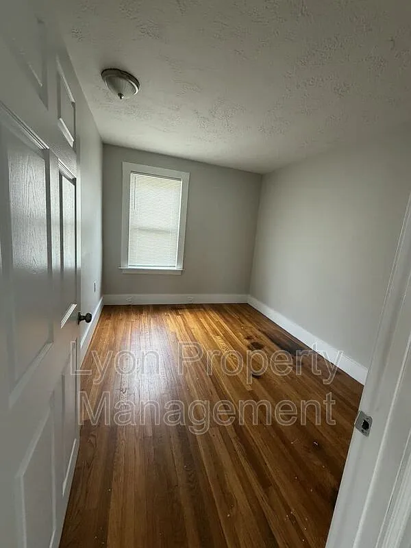 3 bed, 1.0 bath, 1400 sqft, $1,700 — Photo 3