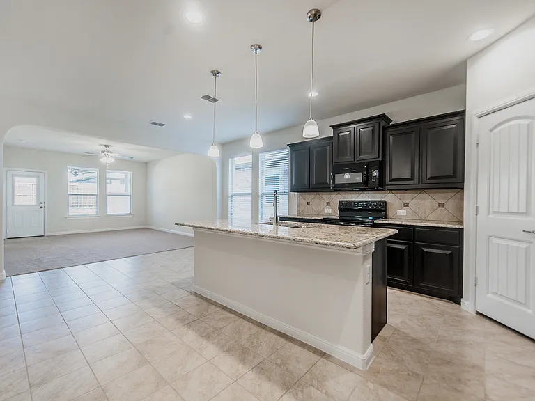 1109 Genola Dr — Photo 2