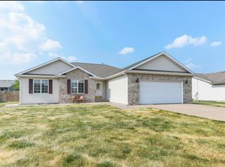 1419 Redwood Dr, Chatham, IL 62629