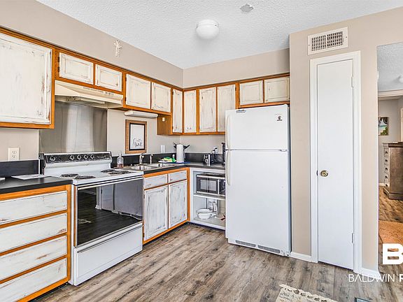5th image of 728 W Beach Blvd #201