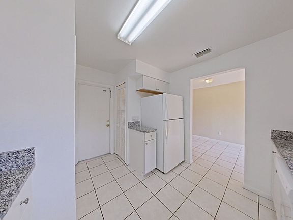 5th image of 3125 Center St #3127
