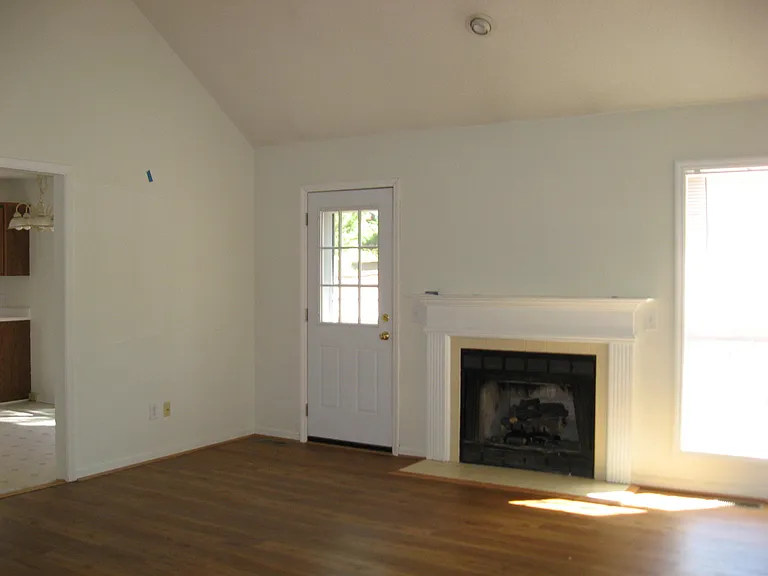 140 Lake View Dr E — Photo 2