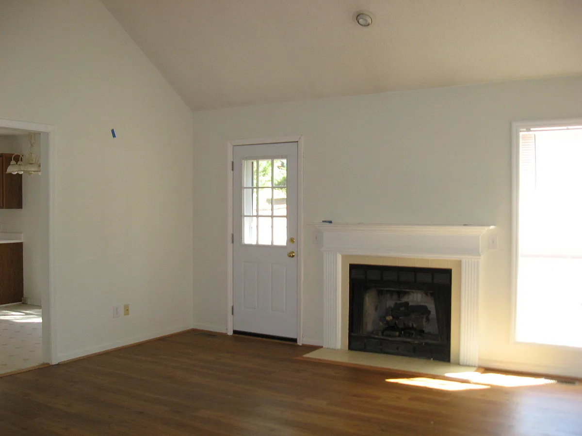 Building Photo - 140 Lake View Dr E