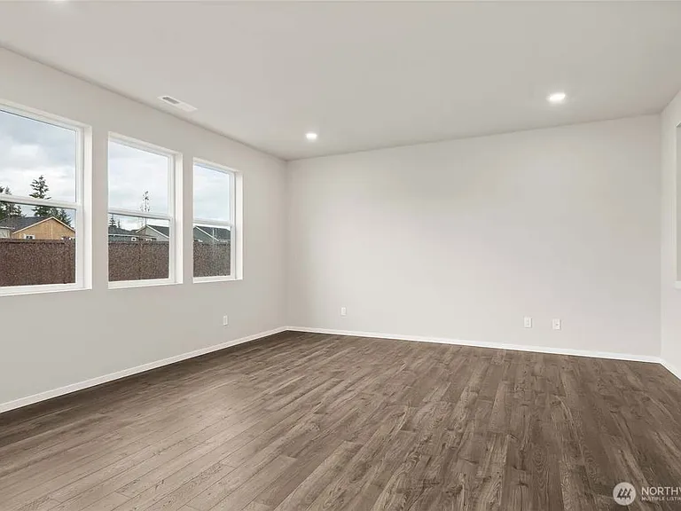 4039 23rd Ave NE — Photo 3