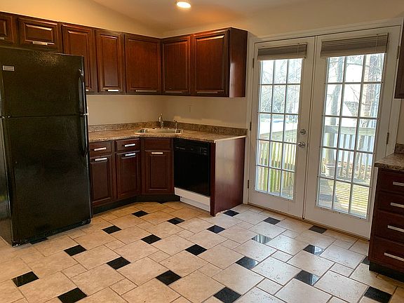 3rd image of 58 Hemlock Dr
