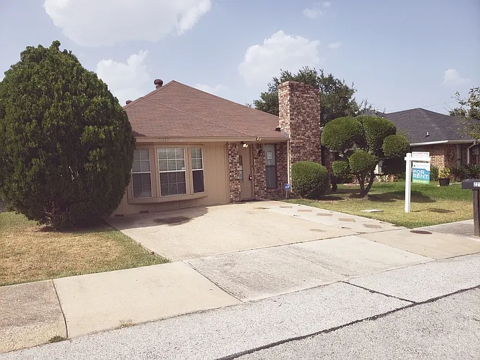 2217 Rockwood Dr — Photo 3