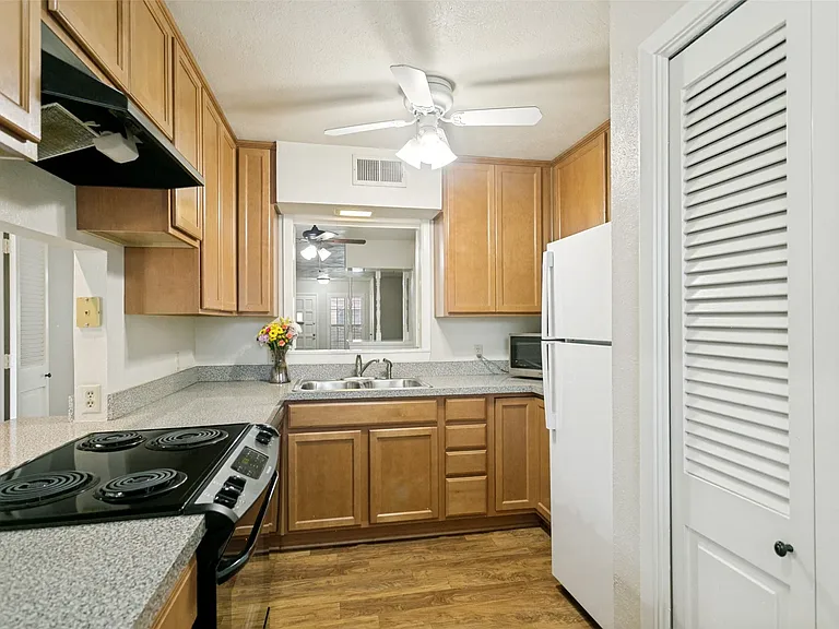 11033 Joymeadow Dr — Photo 10