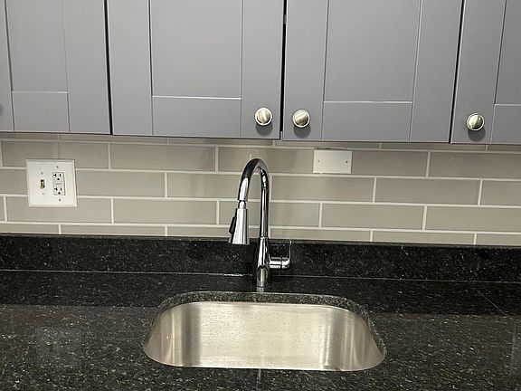 4th image of 3825 N Pine Grove Ave #423