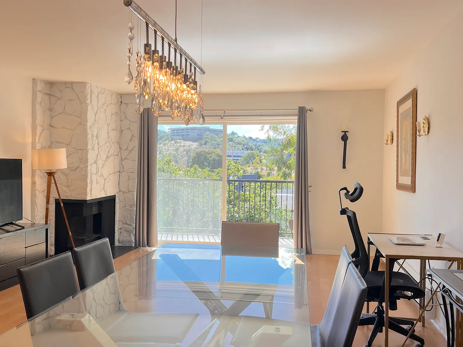 2 bed, 1.5 bath, 1128 sqft, $3,495 — Photo 2