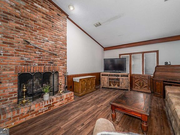 4th image of 930 Lakeview Dr