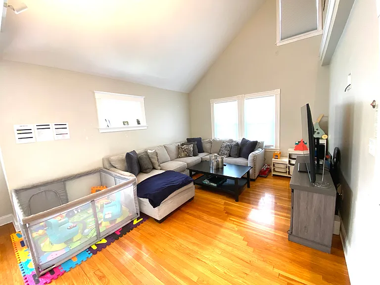33 Knoll St #2 — Photo 2
