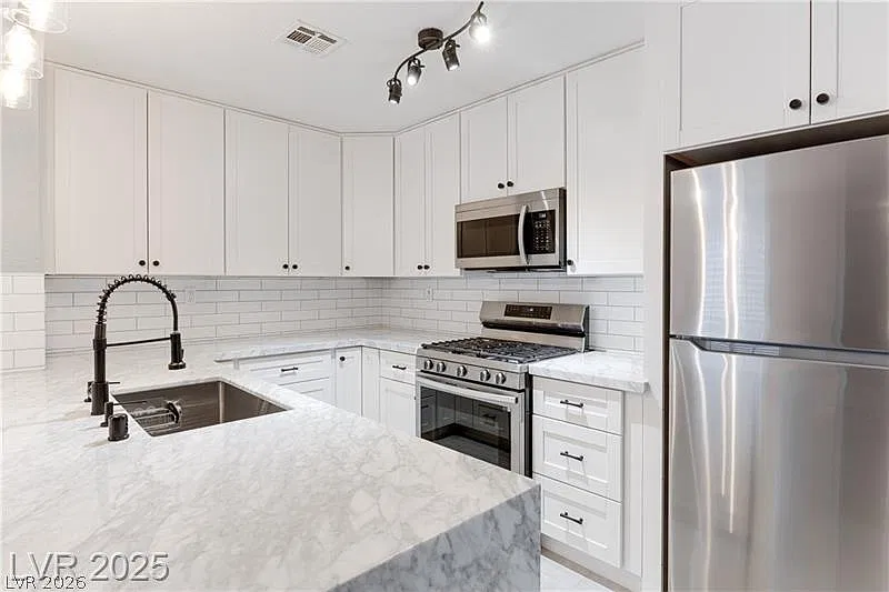 3 bed, 2.0 bath, 1234 sqft, $1,750 — Photo 1