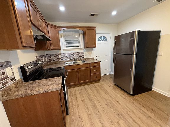 4th image of 212 Romney St