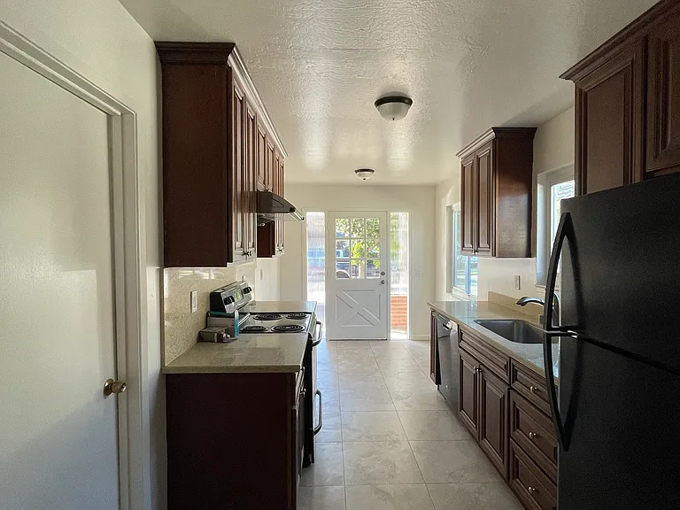 986 Haven Ave — Photo 2