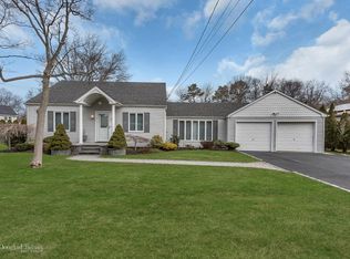 9 Cross St, Smithtown, NY 11787