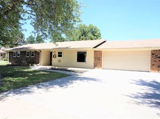 1910 Lake View Dr, Perry, OK 73077