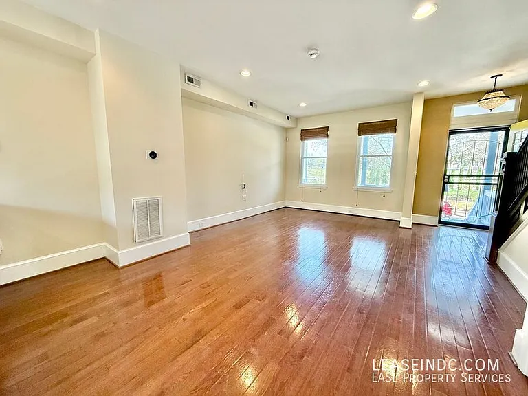 159 V St NE — Photo 9