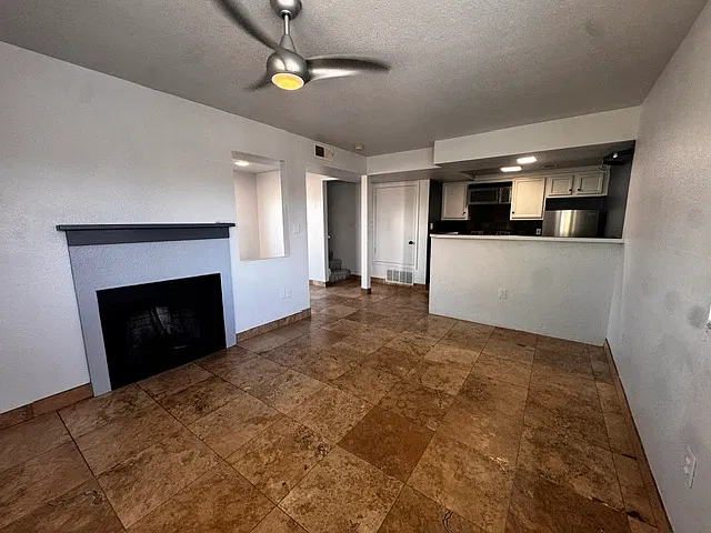 2 bed, 950 sqft, $2,100 — Photo 2