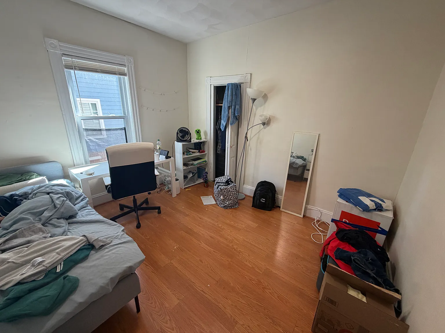 3 bed, 1050 sqft, $3,300 — Photo 4