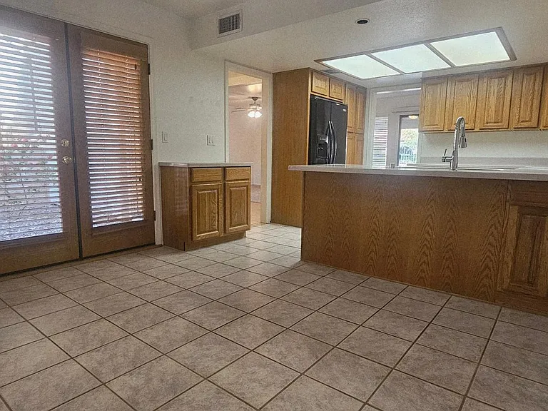 333 E Lilac Dr — Photo 3