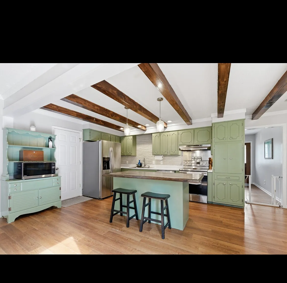 3 bed, 1.5 bath, 1400 sqft, $2,300 — Photo 4