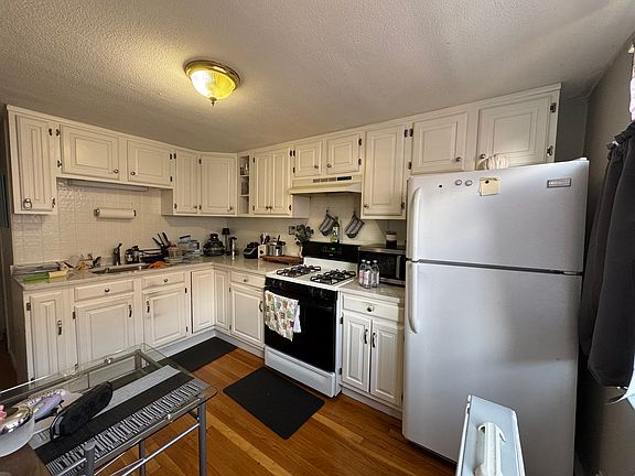 4th image of 137 Havre St APT 3