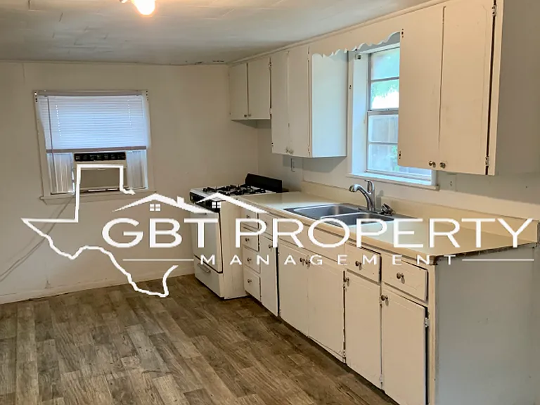 1539 Maple Ave — Photo 8