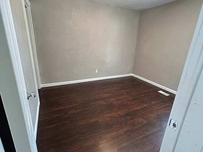 431 32nd St — Photo 3