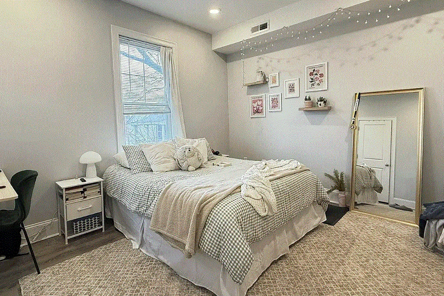 Charming 4 Bedroom-No Broker Fee — Photo 1