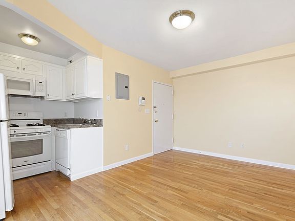 3rd image of 2582 37th St APT 2A