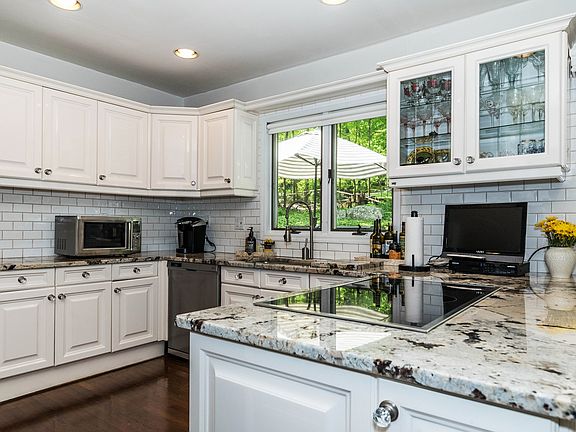 4th image of 79 Rockridge Ln
