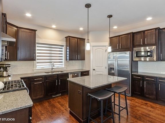 5th image of 355 Radcliffe Dr