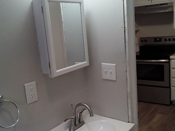 3rd image of 2018 Lakeland Ave APT 8