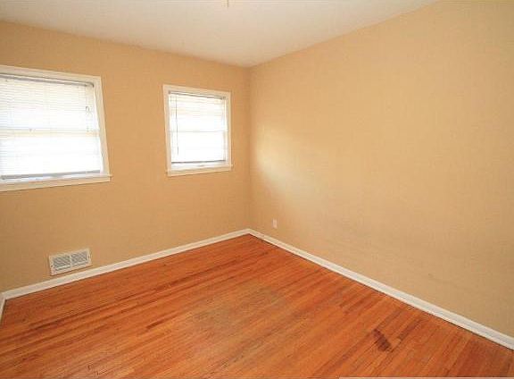 5th image of 921 Vincent Ave N