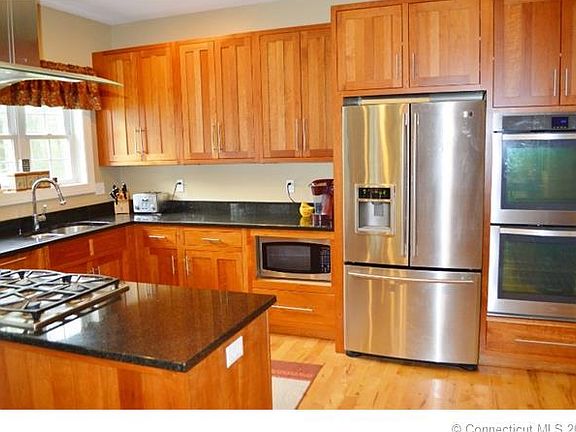 Gorgeous gourment kitchen w...