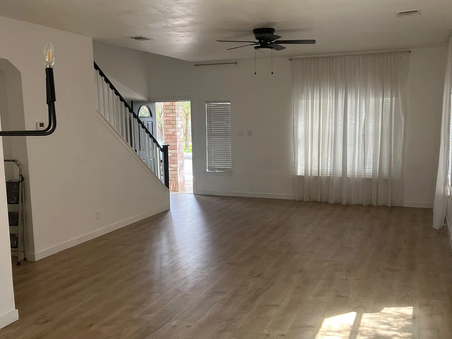3 bed, 2.5 bath, 2214 sqft, $2,250 — Photo 2