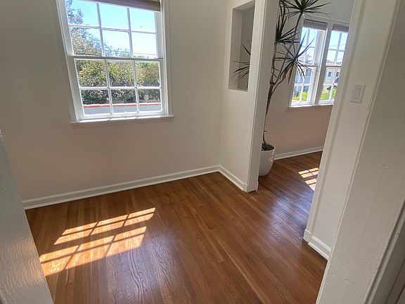 4th image of 1329 Calumet Ave