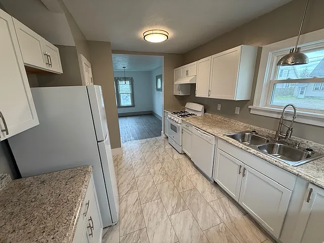 211 Columbia St — Photo 8